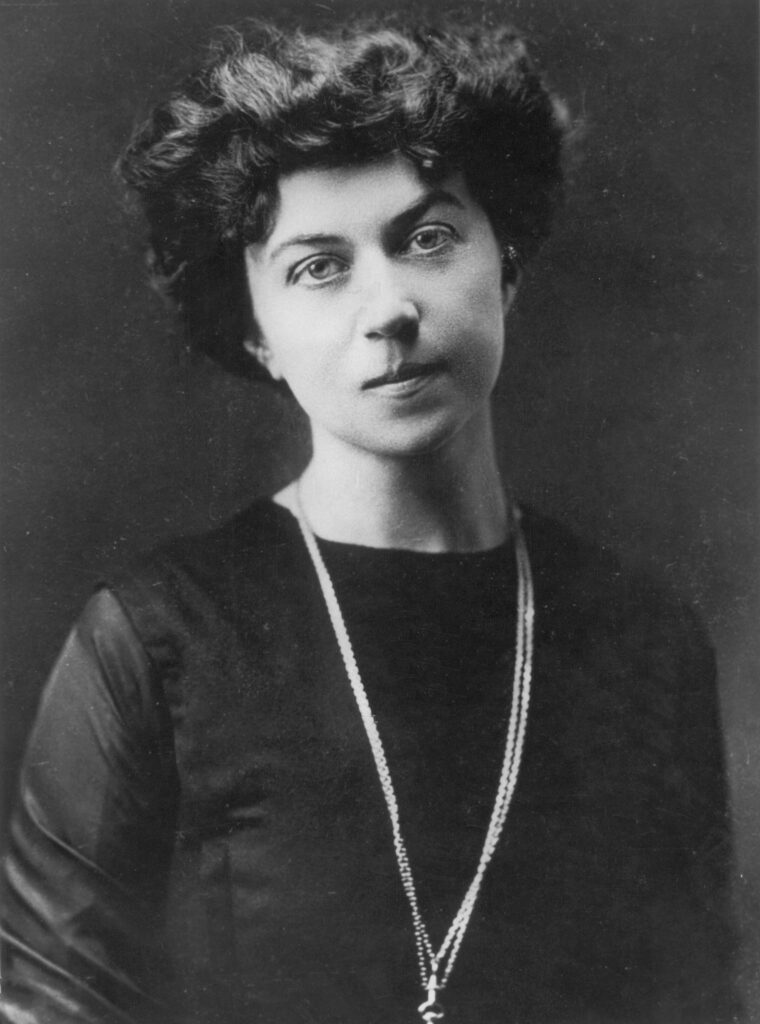 Retrato de Alexandra Kollontai - Citada a frente.