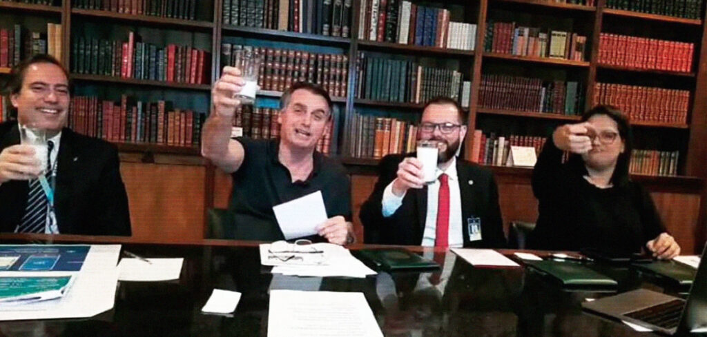 Bolsonaro tomando copo de leite em live.